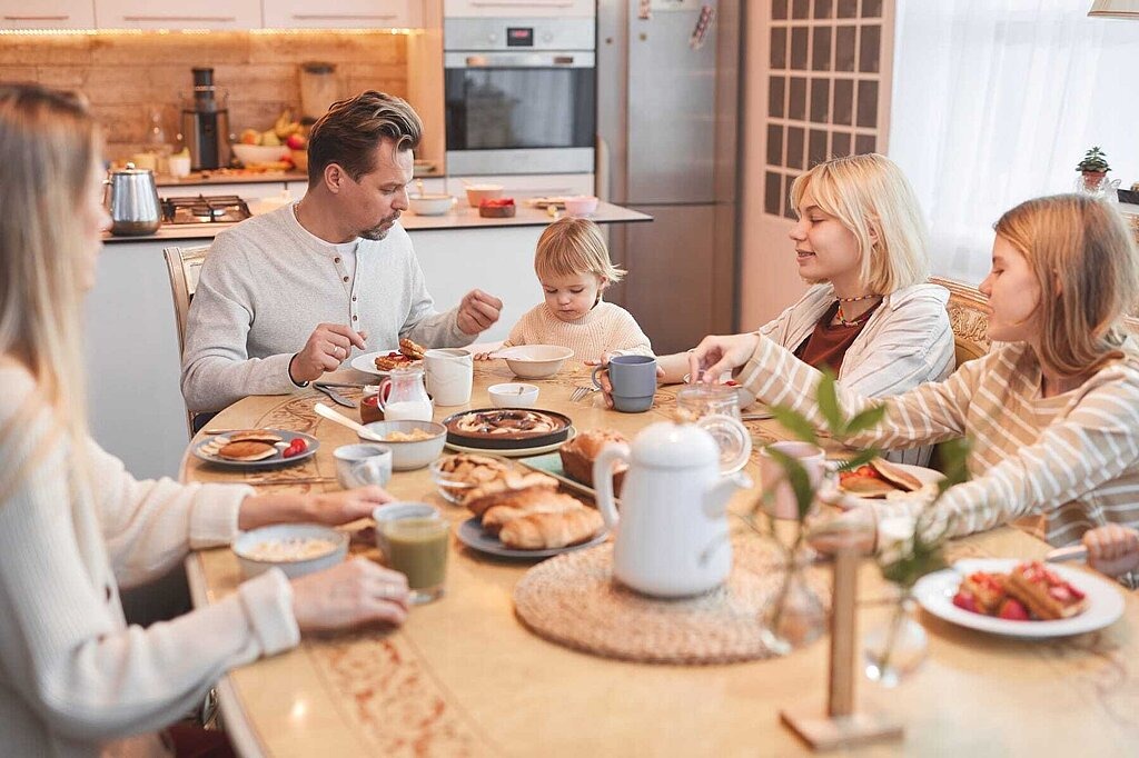 Familie am Frühstückstisch