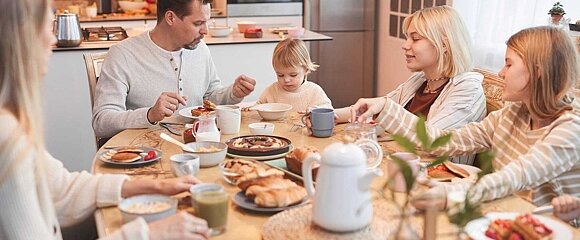 Familie am Frühstückstisch