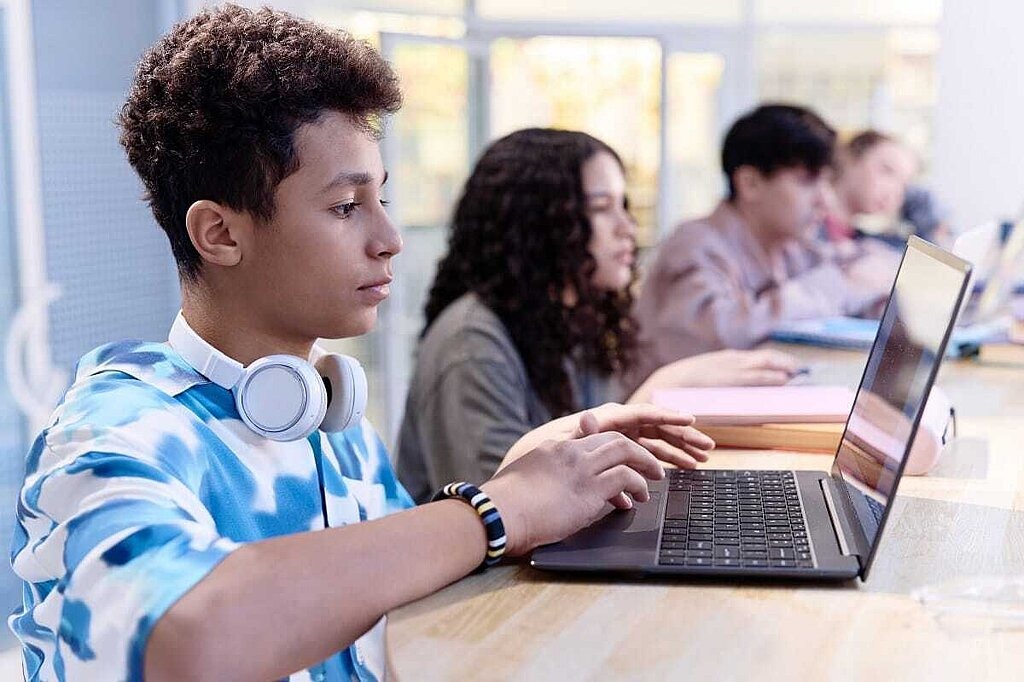 Schüler an Laptops