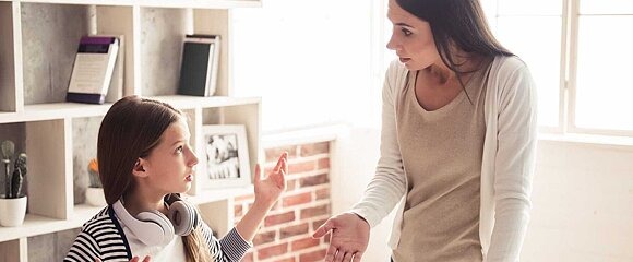 Mutter diskutiert mit Jugendlicher mit Tablet