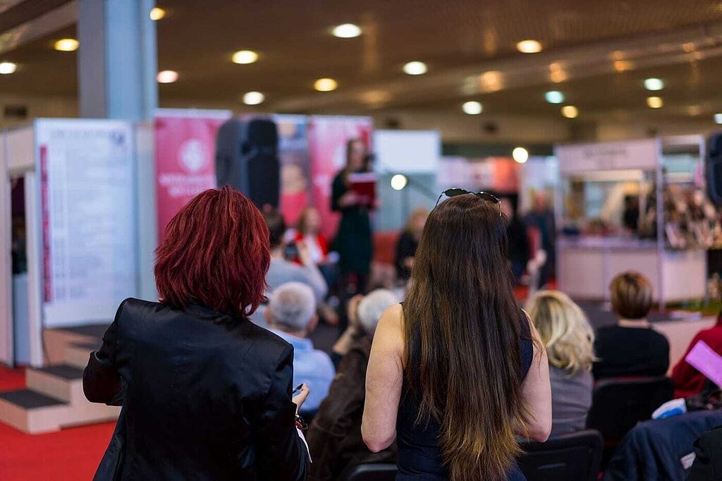 Zwei Frauen auf Messe