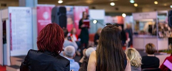 Zwei Frauen auf Messe