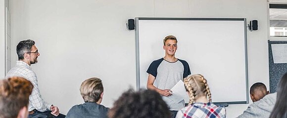 Schüler hält Referat vor Klasse