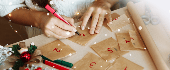 Ausschnitt Adventskalender wird gebastelt